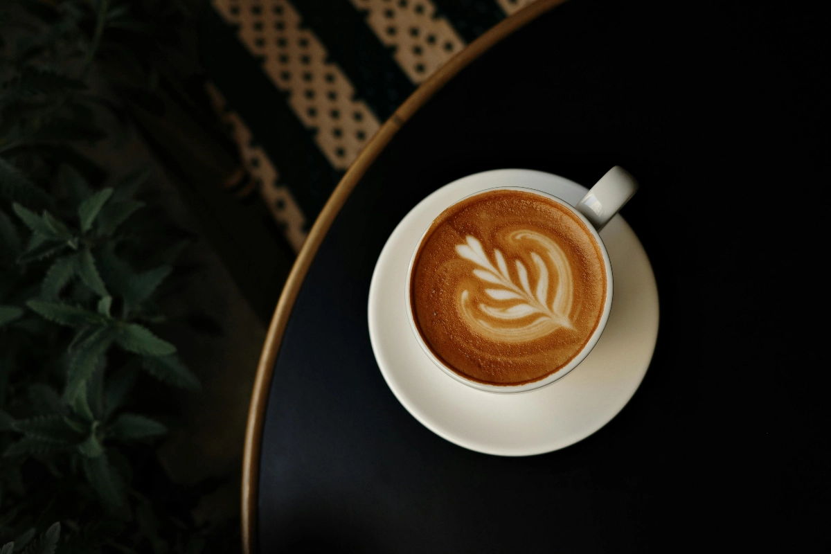 Café barista posé sur une petite table noire et dorée