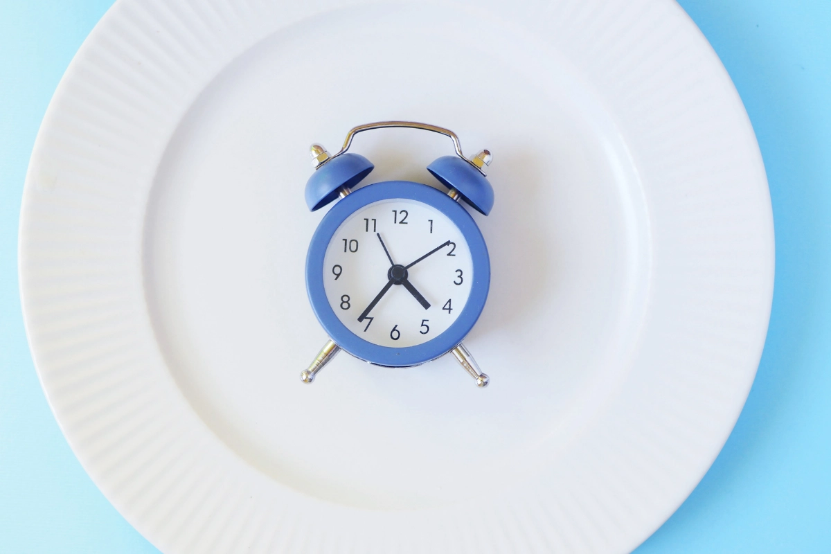 Cadran bleu dans une assiette blanche