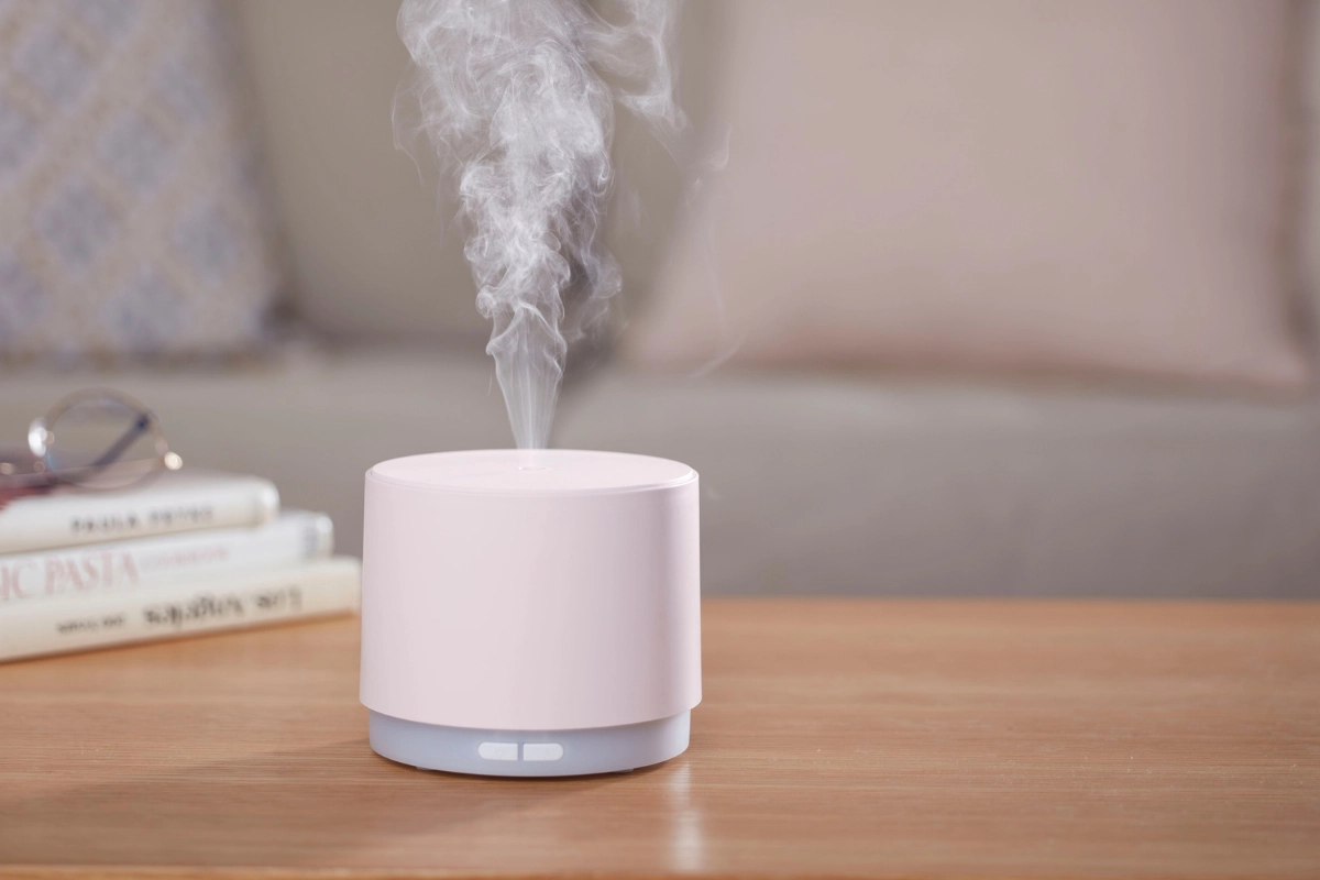 Petit humidificateur circulaire blanc sur une table en bois