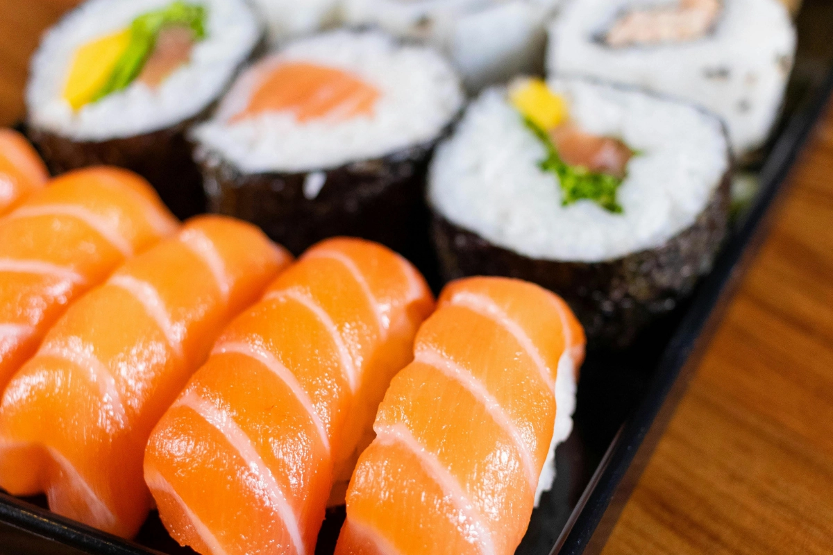 assiette de sushis avec sashimis de saumon.